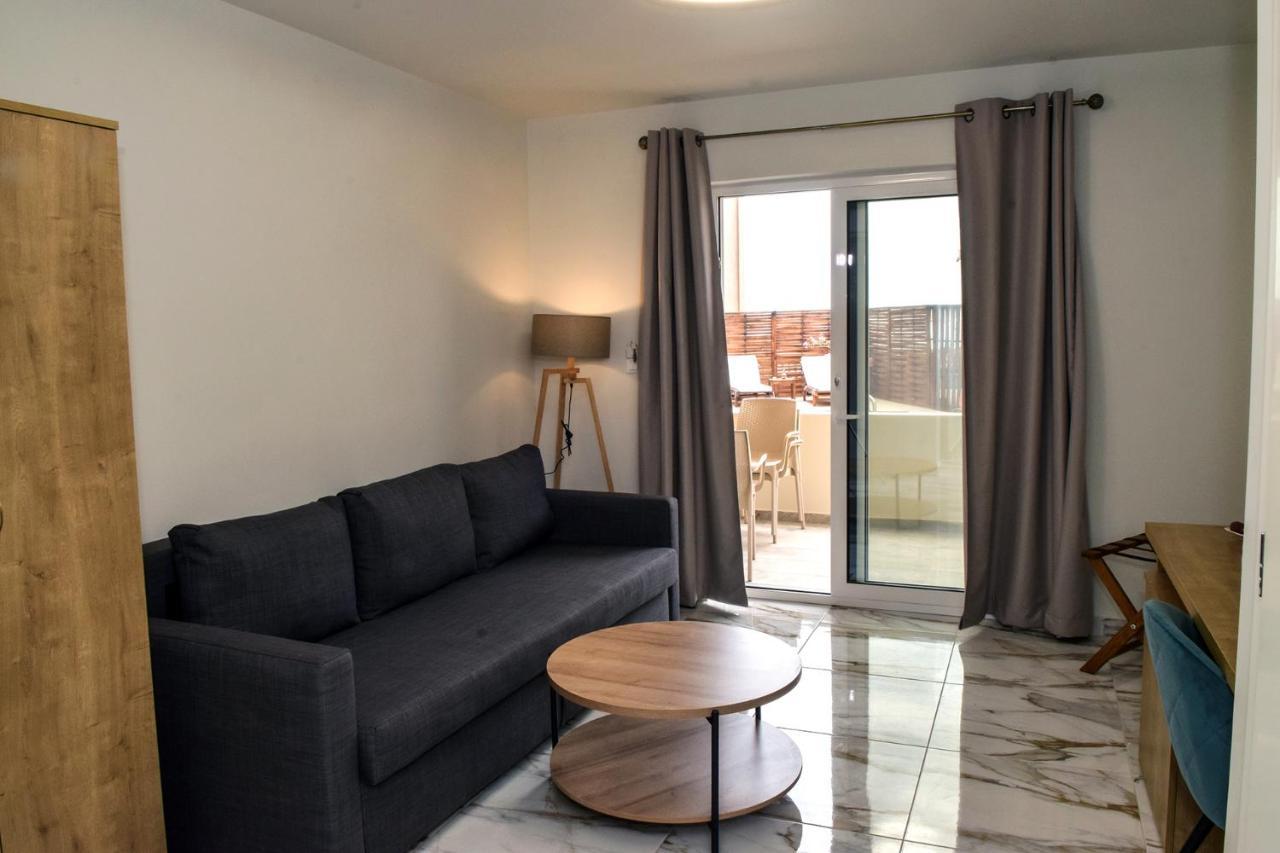 Mithos Premium Rooms Agia Marina  Екстер'єр фото