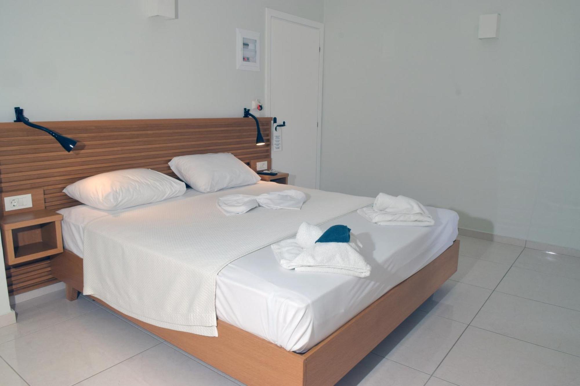 Mithos Premium Rooms Agia Marina  Екстер'єр фото